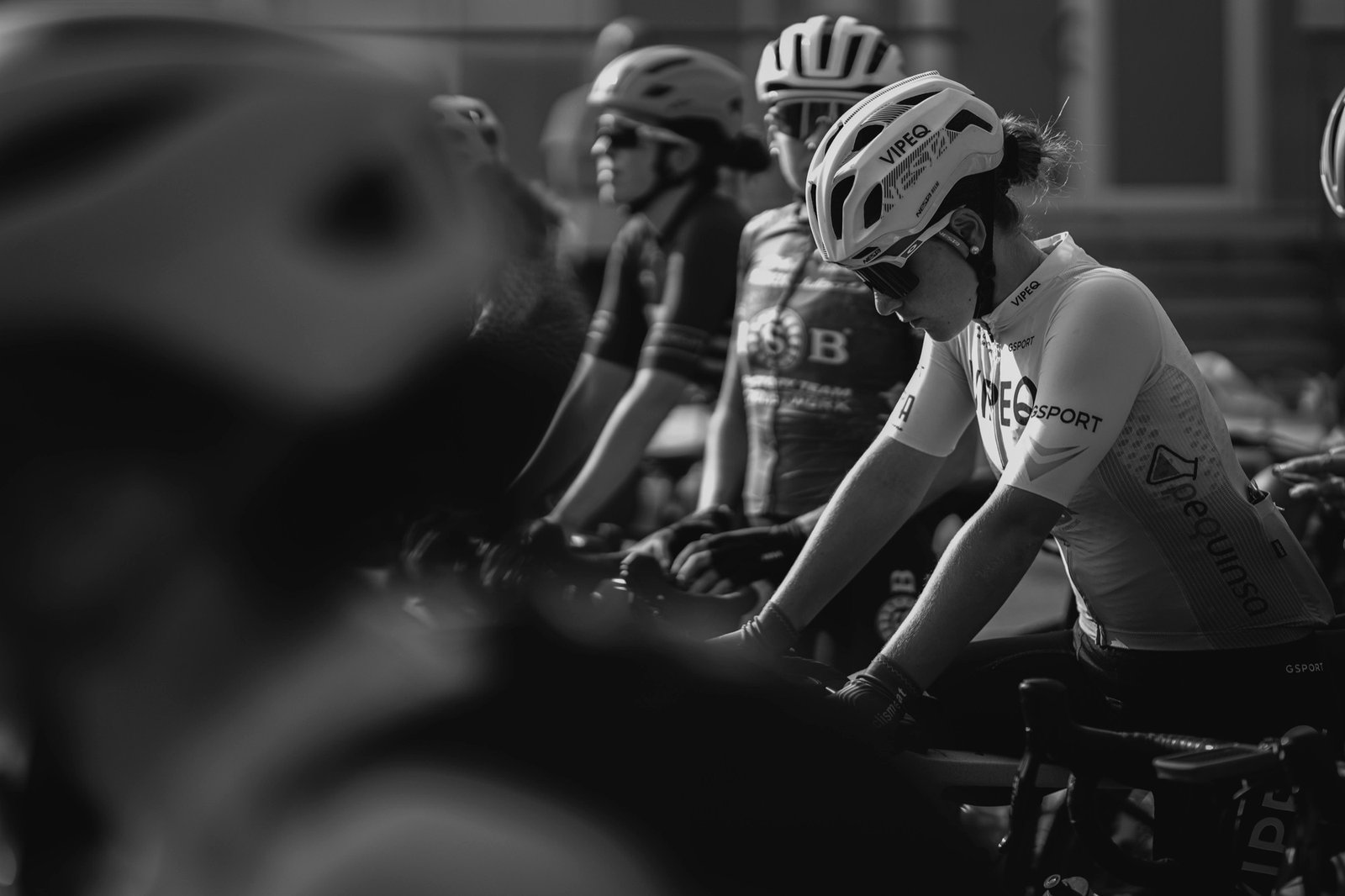 Ciclistas en blanco y negro durante la carrera
