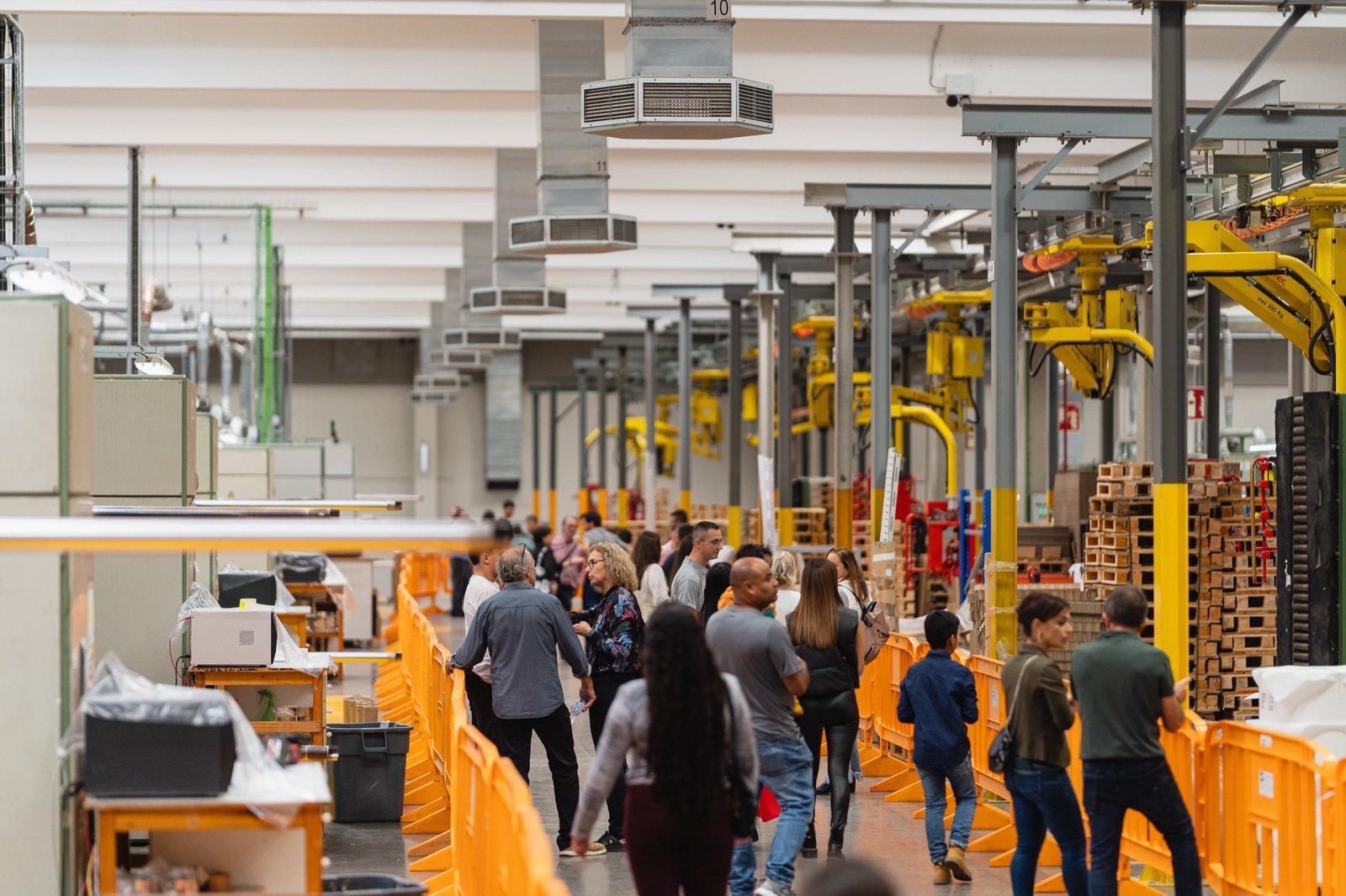 Grup visitant la nau de producció