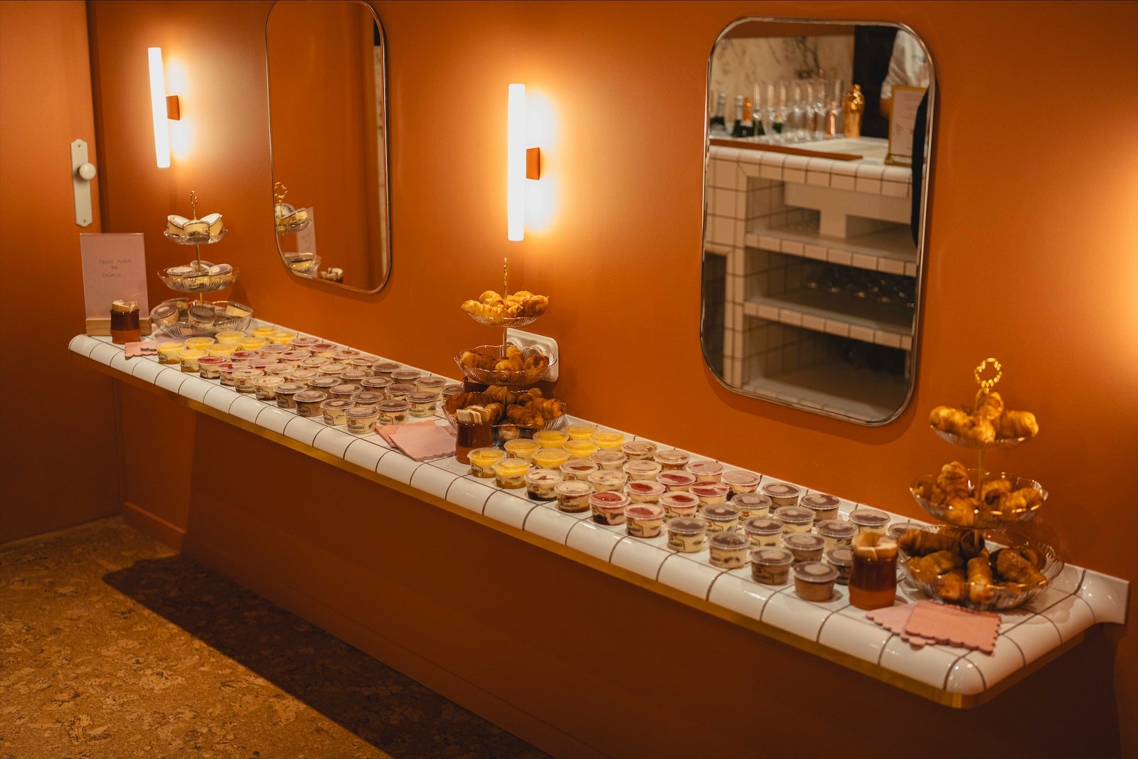 Mostrador con dulces y tarros, bajo las luces de la pared
