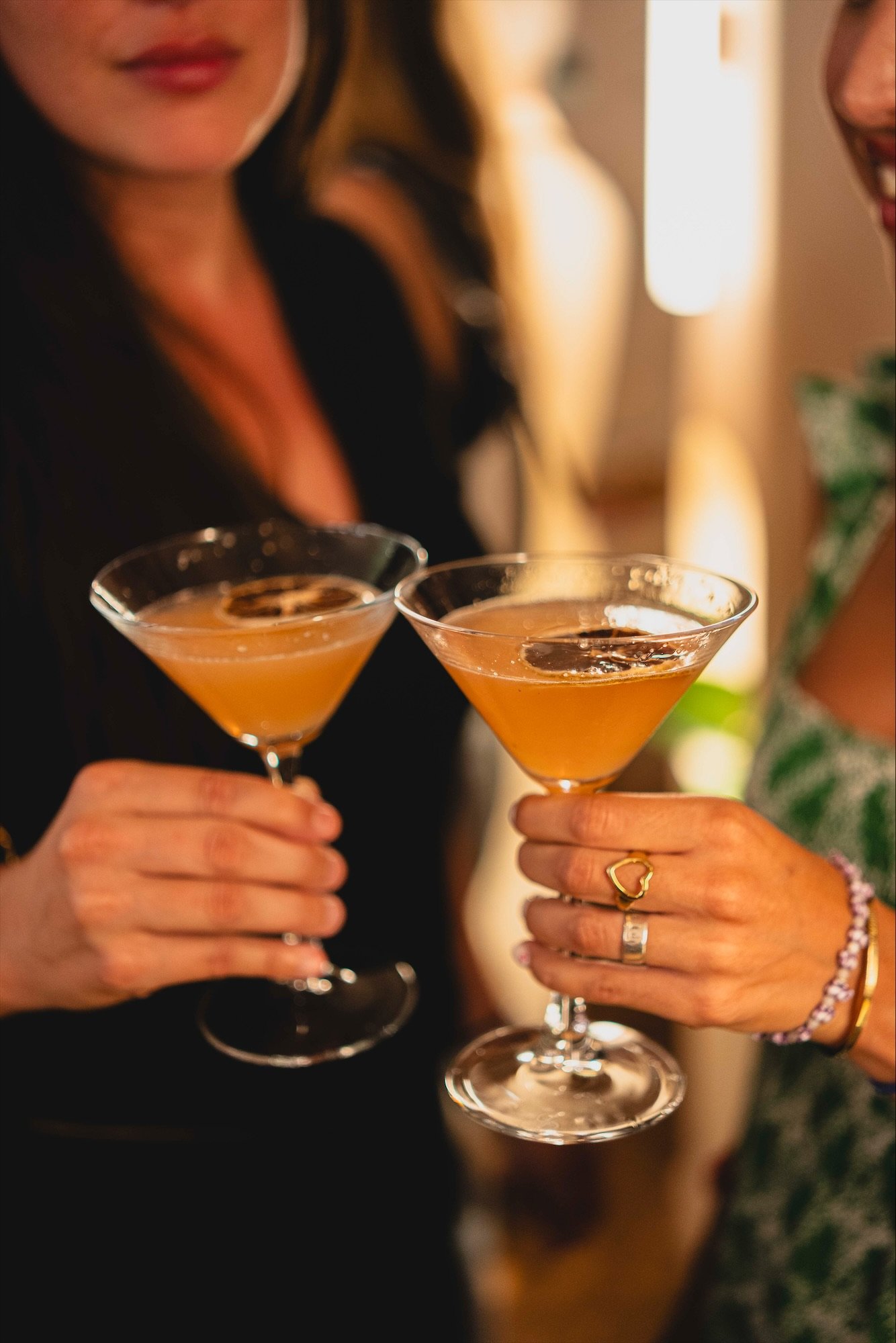 Un brindis con dos copas de cóctel