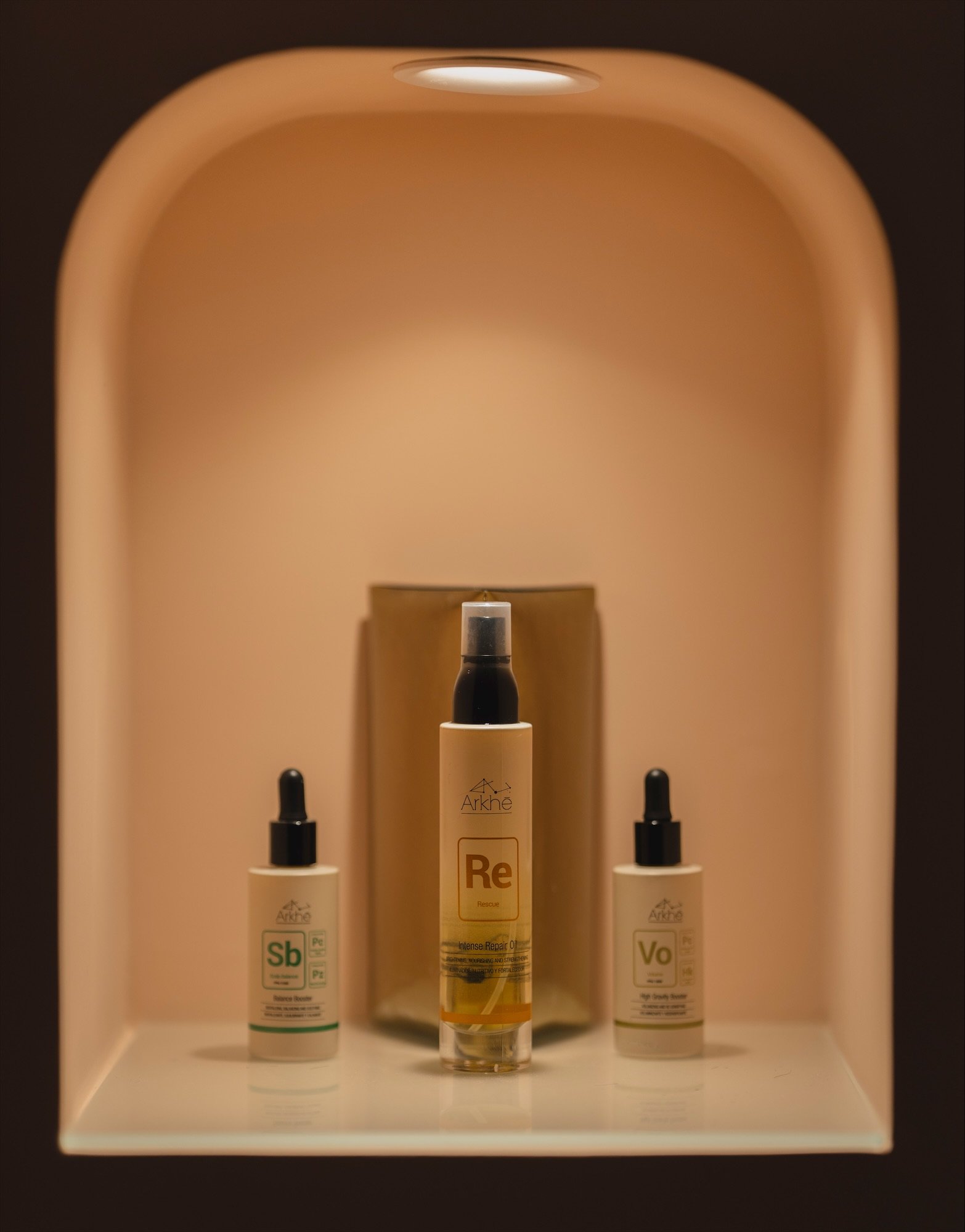 Tres productos en una hornacina iluminada